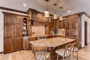 Luxury Ski In, Ski Out 2 Bedroom Mountain Residence In The Heart Of Lionshead Village With Heated Sl