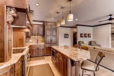 Luxury Ski In, Ski Out 2 Bedroom Mountain Residence In The Heart Of Lionshead Village With Heated Sl