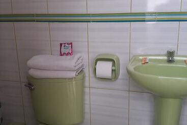 مسافرخانه Backpakers Oasis De Moron