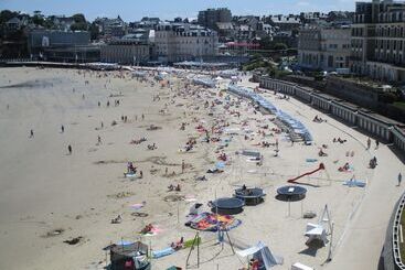 هتل Le Crystal Dinard Plage