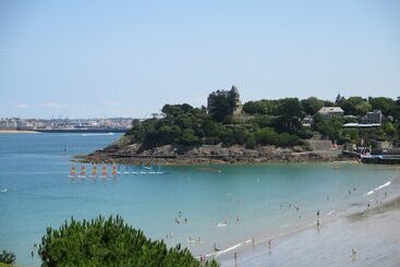 هتل Le Crystal Dinard Plage