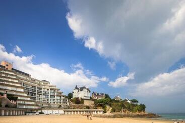 هتل Le Crystal Dinard Plage