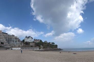 هتل Le Crystal Dinard Plage