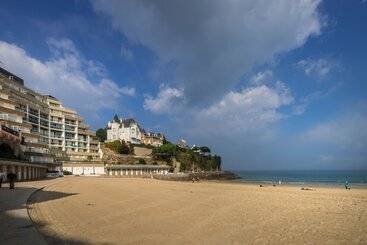 هتل Le Crystal Dinard Plage