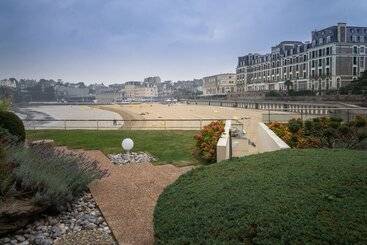 هتل Le Crystal Dinard Plage