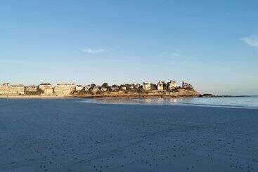 هتل Le Crystal Dinard Plage
