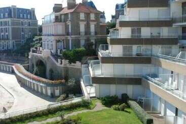 هتل Le Crystal Dinard Plage