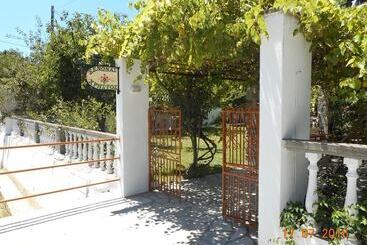 پانسیون Christos Guesthouse