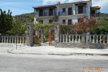 پانسیون Christos Guesthouse