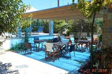 پانسیون Christos Guesthouse