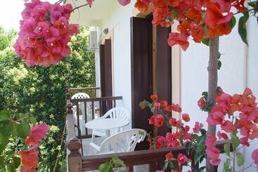 پانسیون Christos Guesthouse