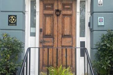 پانسیون Churchill Guest House