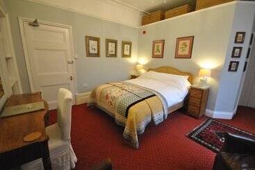 پانسیون Churchill Guest House