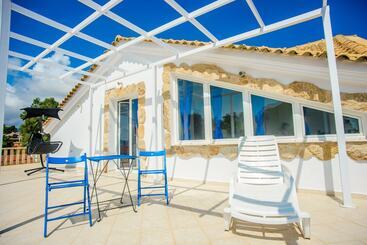 پانسیون Xenia Ionis Luxury Apartments
