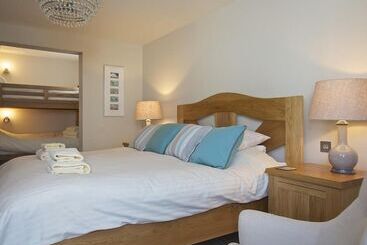 2 Hamstone Court