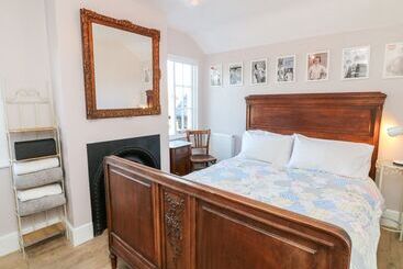 3 Elm Cottage