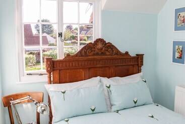 3 Elm Cottage