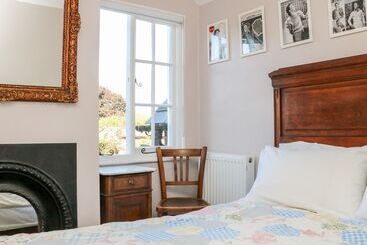 3 Elm Cottage