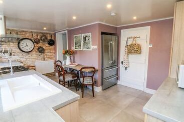 3 Elm Cottage