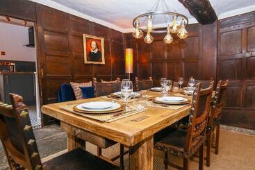 3 Masons Court
