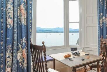Gadlys House   Waters Edge