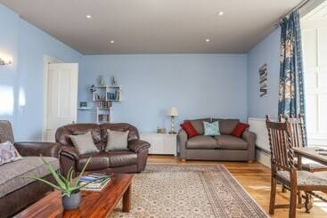 Gadlys House   Waters Edge