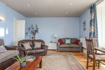 Gadlys House   Waters Edge