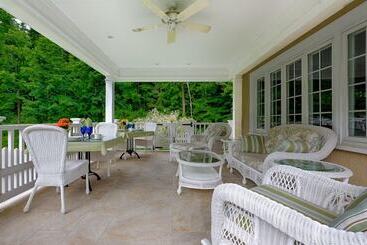 Howarth House B&b