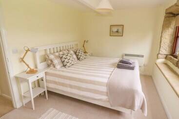 1 Horsehold Cottage