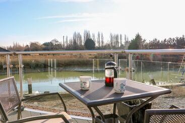 17 The Boathouse