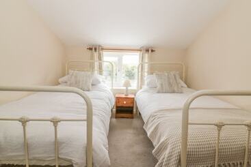 2 Hillside Cottages