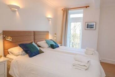 3 Melbury
