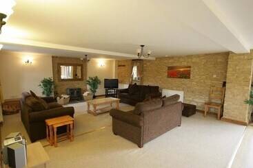 Tithe Barn, Lyneham