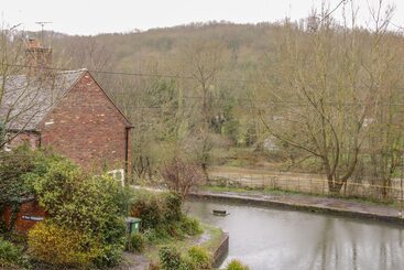 Tub Boat Cottage