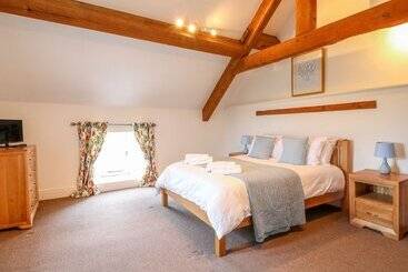 Woodthorpe Cruck Cottage