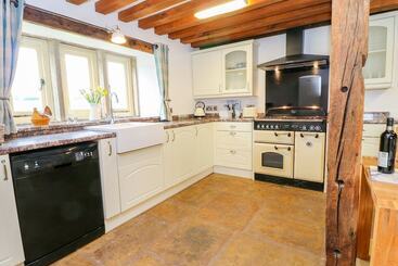 Woodthorpe Cruck Cottage