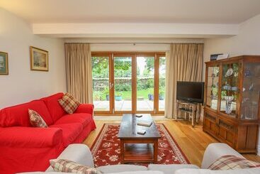 5 Burford Mews