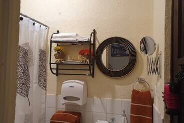 هاستل Parrot House