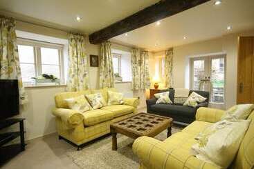Coach House Burford