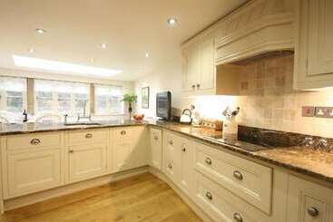 Coach House Burford