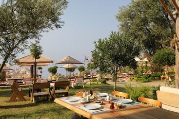 هتل Antique Beach And Bungalow