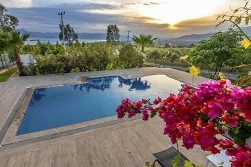 هتل Calypso Lakeview Villas