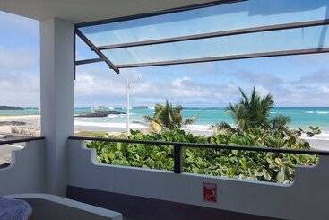 هتل Hostal Los Delfines
