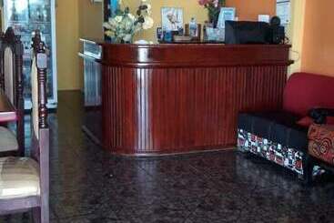 هتل Hostal Los Delfines