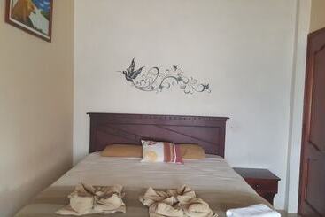 هتل Hostal Los Delfines