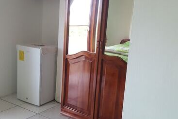 هتل Hostal Los Delfines