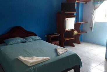 هتل Hostal Los Delfines