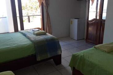 هتل Hostal Los Delfines