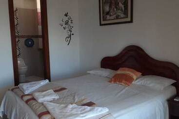 هتل Hostal Los Delfines