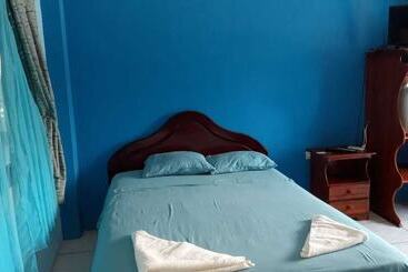 هتل Hostal Los Delfines